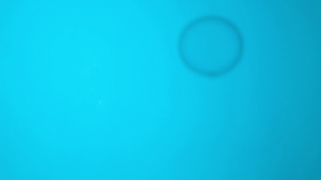 食指在蓝色背景上弹出泡泡的镜头视频下载