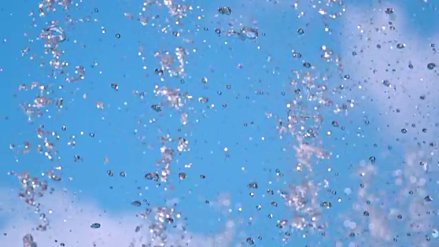 镜头的水滴从喷泉向上拍摄天空的背景视频素材