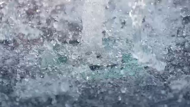 水从喷泉向上喷射的镜头视频素材