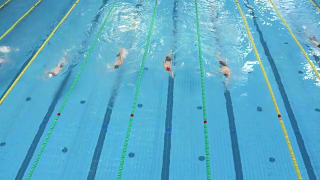 空中男子仰泳式游泳比赛视频下载
