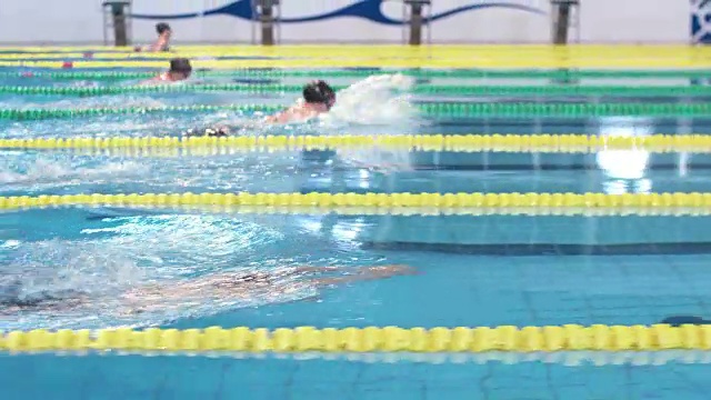 女子游泳运动员的跑道开始比赛视频下载