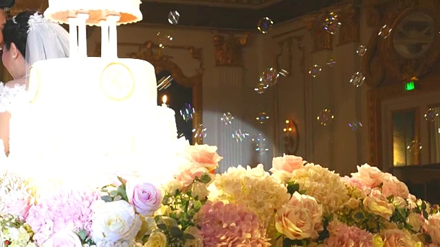 4K:用蛋糕庆祝婚礼视频素材