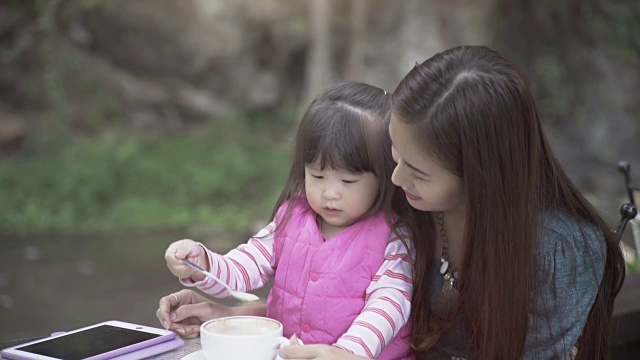母亲和女儿在吃早餐视频素材