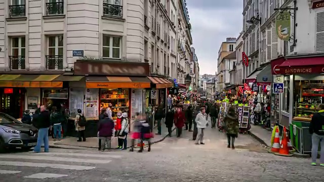 高清时间推移:行人在巴黎蒙马特购物街拥挤视频素材