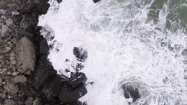 海浪撞击巨石的海景视频素材