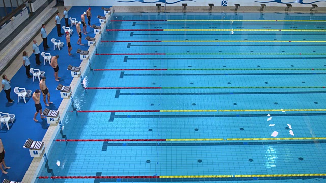 男子游泳运动员在蛙泳式比赛中首发视频素材