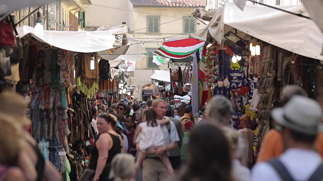 欧洲，意大利，佛罗伦萨，托斯卡纳，阿里恩托大街上的市场摊位视频素材