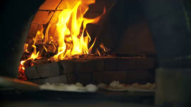 4K:砖制披萨烤箱烤披萨视频素材