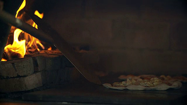 4K:砖制披萨烤箱烤披萨视频素材