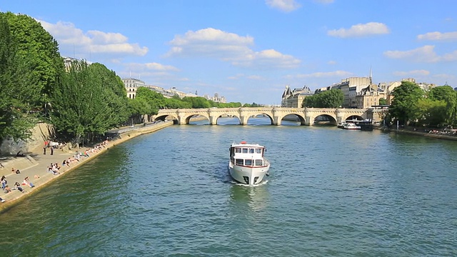 法国巴黎新桥上有船视频下载