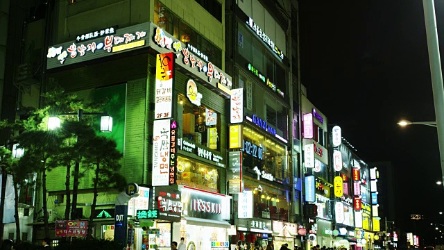 首尔夜生活区的餐厅霓虹灯视频素材
