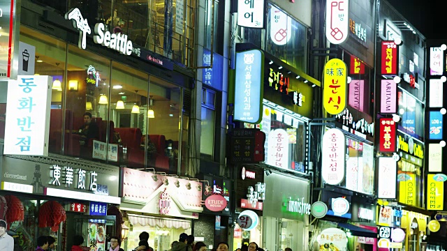 首尔夜生活区的餐厅霓虹灯视频素材