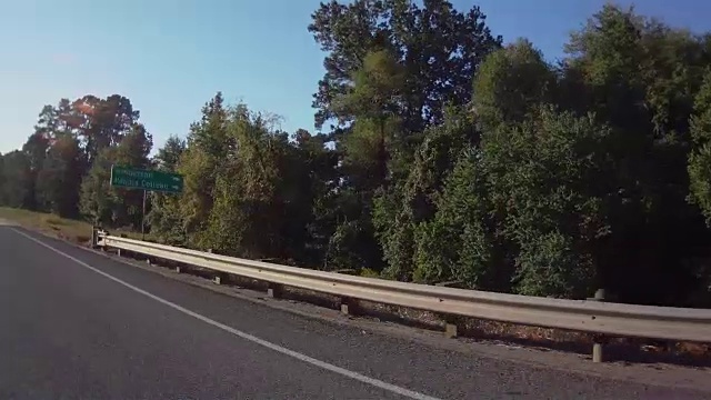 行驶在高速公路上，经过了一个通往什里夫波特的标志。视频素材