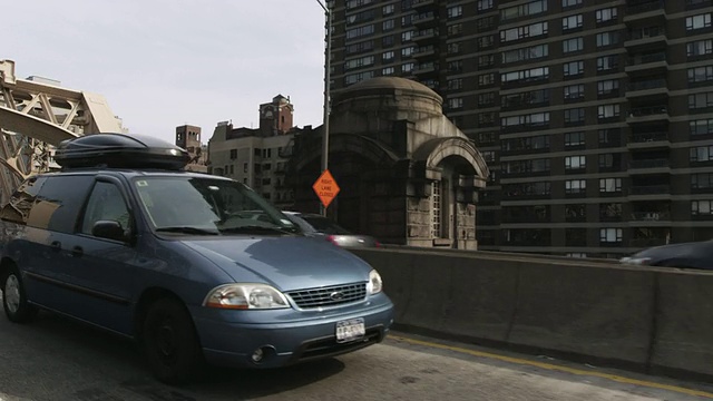 WS POV桥梁上的建筑和交通视图/纽约，美国视频素材