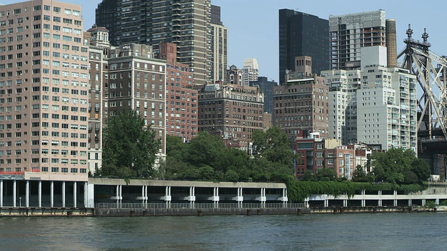 在河流上的桥梁和交通移动附近的河流/纽约，美国视频素材