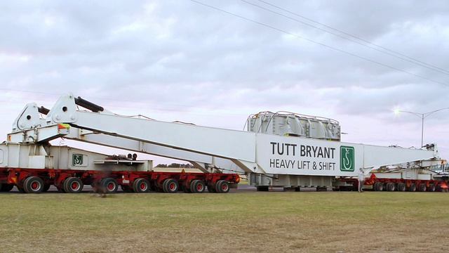 MS T/L拍摄拖车上的巨型起重机/麦克阿瑟，维多利亚，澳大利亚视频下载
