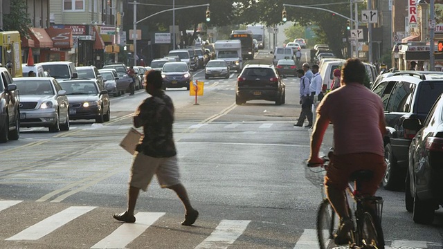 WS TS街道上的交通和骑自行车的人/纽约，美国视频素材