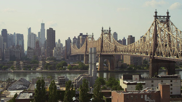 美国纽约昆斯伯勒大桥和曼哈顿天际线建筑的WS R/F视图视频素材