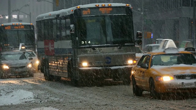 MS拍摄的第六大道在早晨冬季暴风雪期间的交通/美国纽约视频下载
