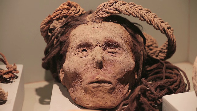 秘鲁纳斯卡，秘鲁南部的安东尼尼博物馆拍摄的木乃伊视频下载