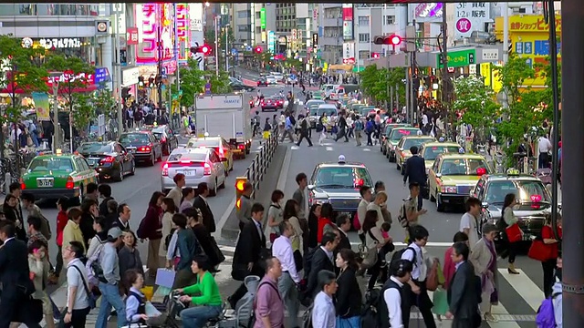 日本东京新宿行人过马路的MS镜头视频素材
