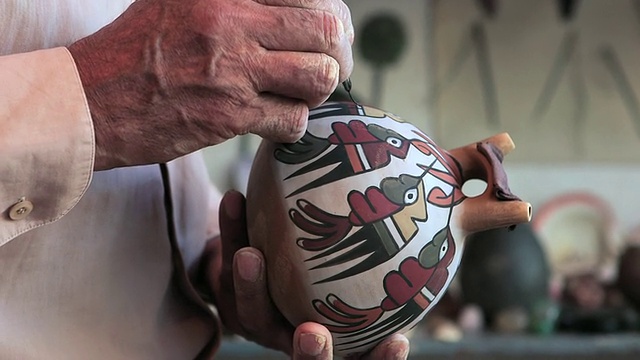 CU R/F在陶器上展示和绘画的人/秘鲁南部纳斯卡，秘鲁视频下载