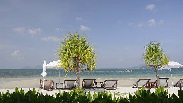 在泰国董里的帽子巢麦海洋国家公园的沙滩上拍摄的太阳椅视频素材