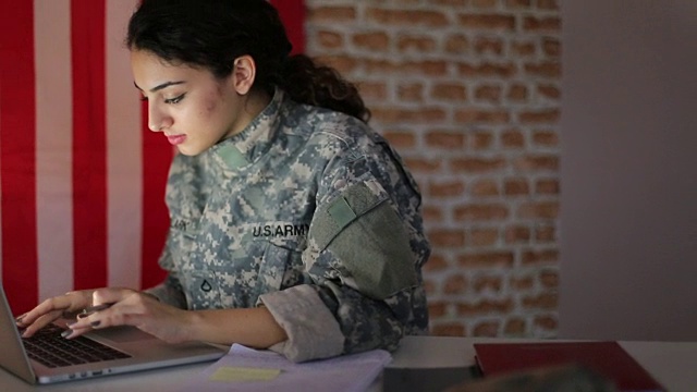 用笔记本电脑工作的女军人视频素材