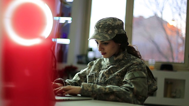 美国士兵使用电脑视频素材