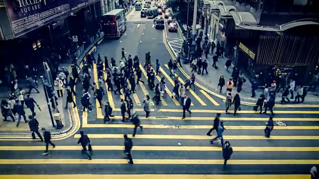行人穿过香港德威中环路口的延时图视频下载