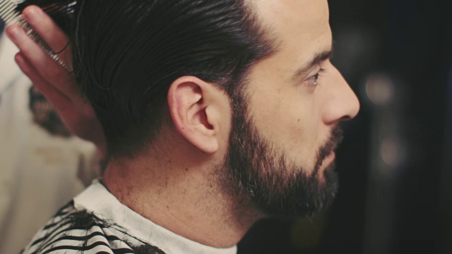 理发师在剪男人的头发视频下载