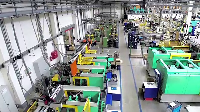 工厂里的工业机器人鸟瞰图视频下载