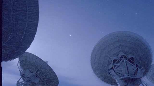 低角度时移星图+月亮在晚上VLA射电望远镜碟/新墨西哥视频下载