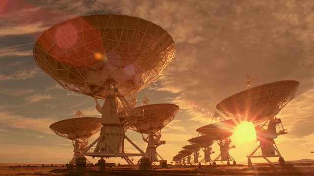 日落/新墨西哥州移动的VLA射电望远镜天线上的延时云视频下载