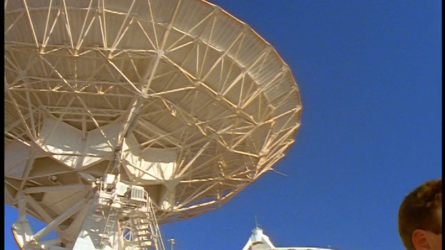 商人在VLA射电望远镜天线前用手机打电话/新墨西哥视频下载