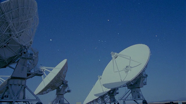 时间流逝VLA(甚大阵列)射电望远镜碟形在夜间移动/背景中的星图/新墨西哥视频下载
