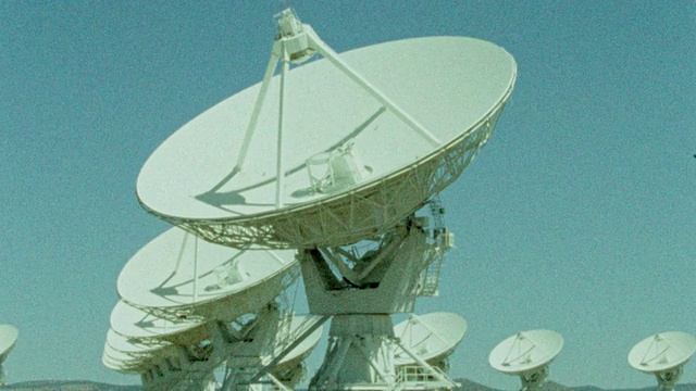 VLA(甚大阵列)射电望远镜碟面移动/新墨西哥视频下载