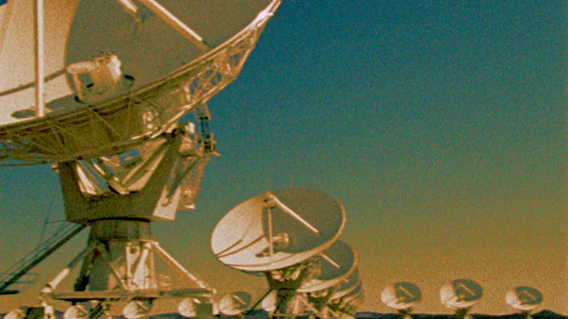 在沙漠/新墨西哥的VLA(甚大阵列)射电望远镜碟面视频下载