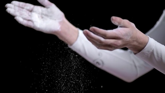 女子体操运动员用手拍粉笔视频下载