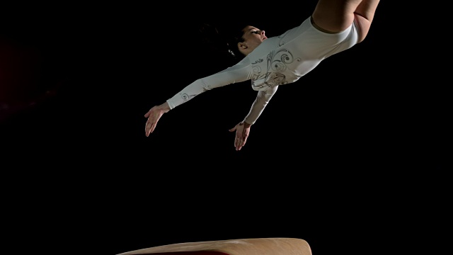 女子体操运动员在跳马时做前手翻视频下载