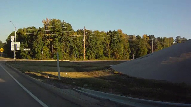 清晨开车沿着乡村公路，经过高速公路桥下。视频素材