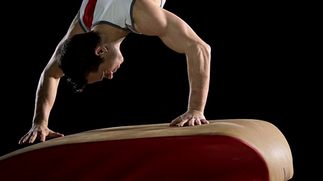 男子体操运动员在跳马时做侧手翻视频下载