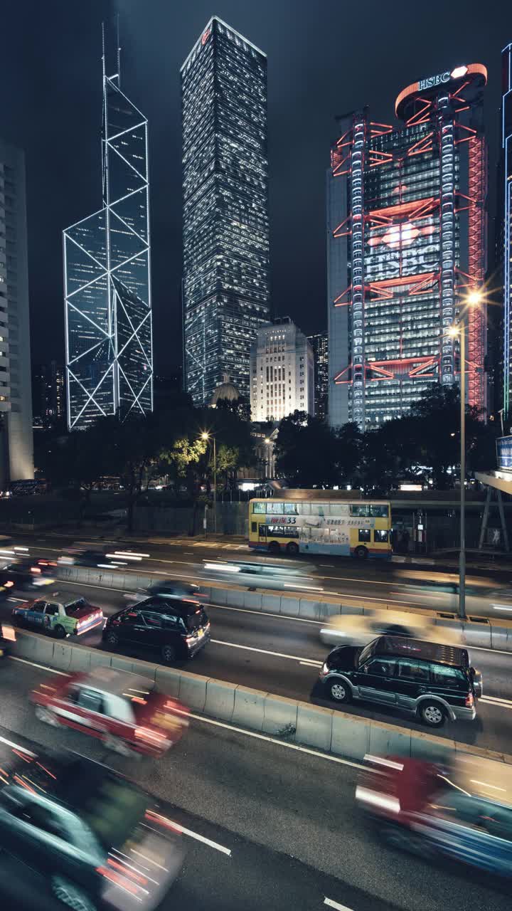 黄昏时分，香港中环的摩天大楼。垂直显示视频下载