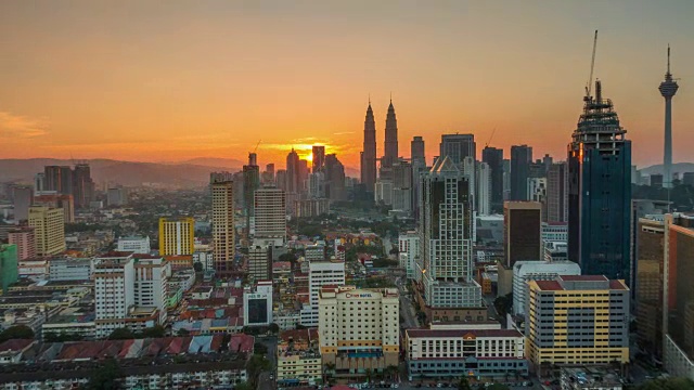 日出时光流逝俯瞰吉隆坡城。相机放大。视频素材