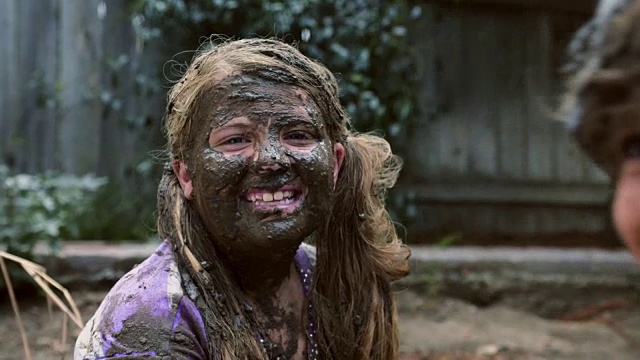 女孩的脸被泥覆盖- CU覆盖视频下载