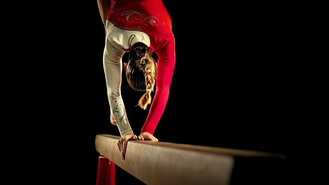 女子体操运动员在平衡木上视频下载