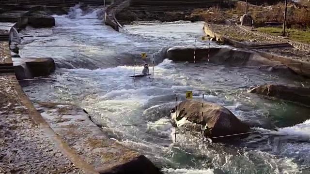空中皮划艇运动员在激流回旋比赛中划水通过大门视频素材