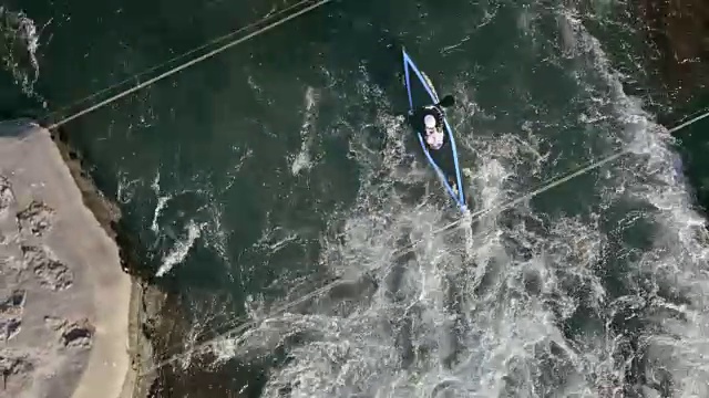 空中皮划艇激流回旋选手通过大门和到达终点视频素材