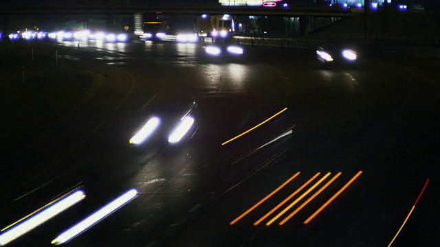 州际公路上的夜间快速交通竞赛。视频素材