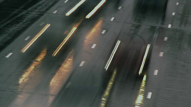 在一场暴风雨中，高速公路上的车辆在摄像机下通过。视频素材